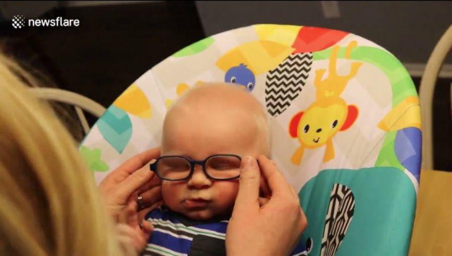 La increiacuteble reaccioacuten de un bebeacute al ver por primera vez a su mamaacute