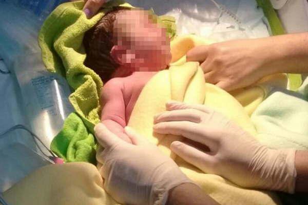 Un bebeacute recieacuten nacido fue depositado en una bolsa y abandonado en la calle