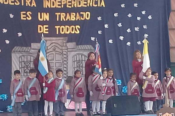 Se realizaron muacuteltiples actos escolares por el Diacutea de la Independencia