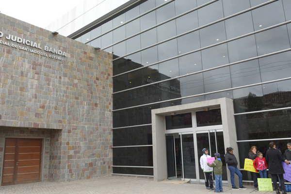 Lo invitaron a una fiesta y abusoacute de la hija de los duentildeos de casa