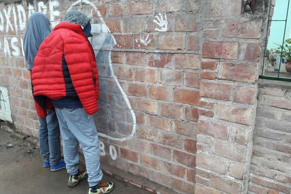 Le fracturaron el brazo a una mujer para robarle la cartera y los atraparon