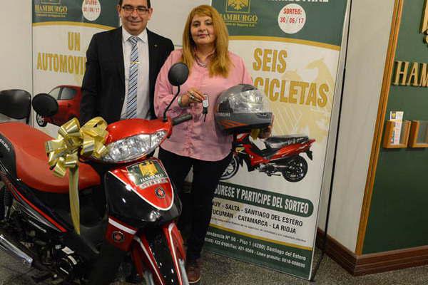 Hamburgo Compantildeiacutea  de Seguros realizoacute la entrega de una moto