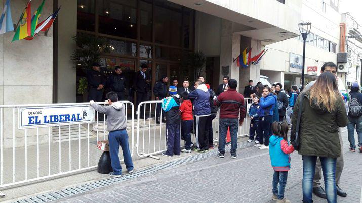 Santiaguentildeos ansiosos esperaron a los jugadores invitados por la Fundacioacuten Pupi