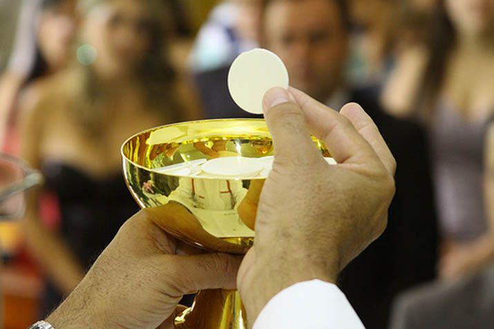 El Vaticano fijó medidas para evitar abusos con la eucaristía