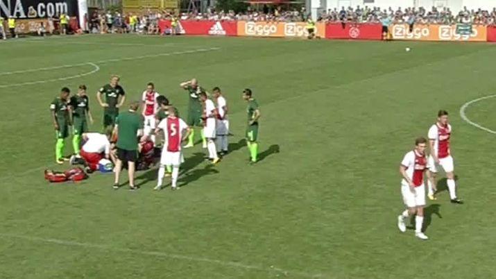 VIDEO  Un jugador del Ajax se desvanecioacute durante un partido y estaacute grave