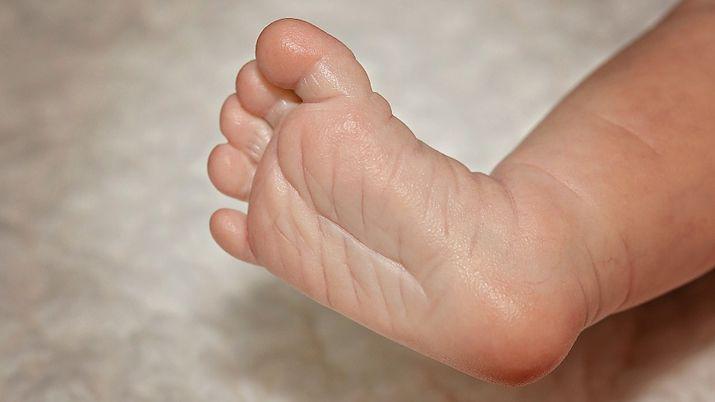 Abandonoacute a sus mellizas en una bolsa y una murioacute de friacuteo