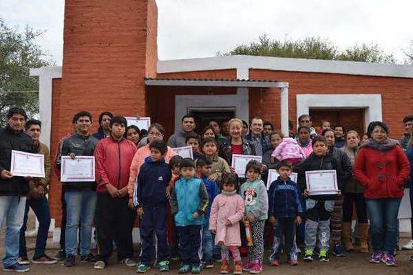 Maacutes familias recibieron del gobierno provincial sus flamantes viviendas 
