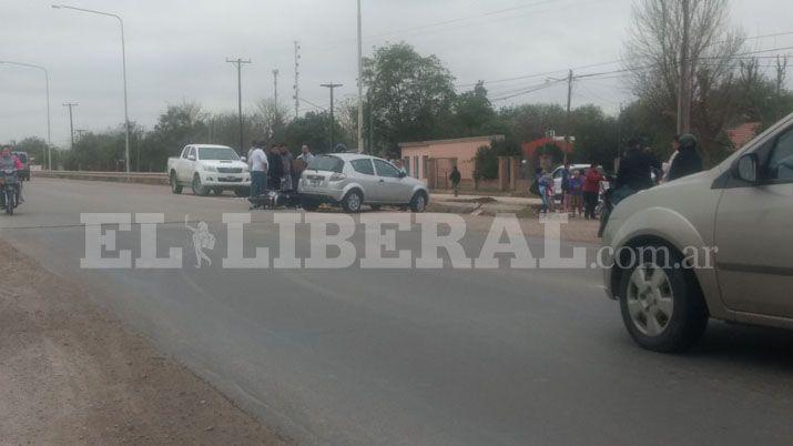 Fuerte choque entre moto y auto deja un herido de gravedad