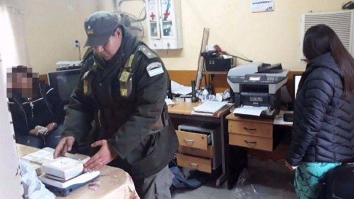 Llevaba cocaiacutena en los pantildeales de su bebeacute y terminoacute presa