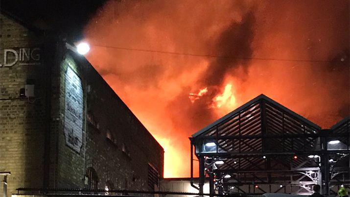 Un gigantesco incendio consume el mercado Camden de Londres