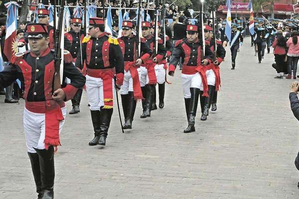 El desfile ciacutevico militar coronoacute  la fiesta patria en plaza Libertad
