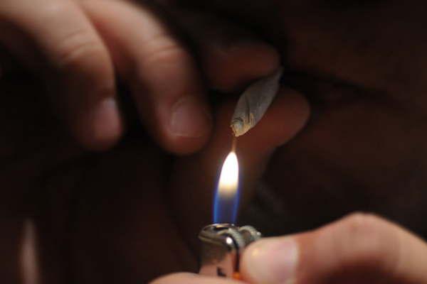 Pareja tucumana protagonizoacute escaacutendalo y la policiacutea les halloacute marihuana