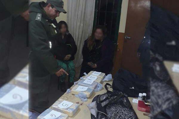 Detienen a dos mujeres con paquetes de cocaiacutena cerca de Las Termas
