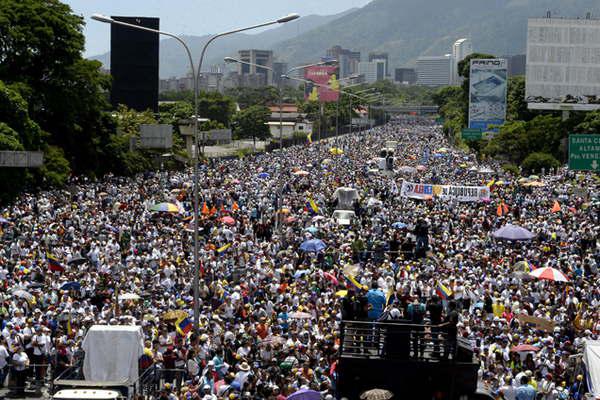 Con una participacioacuten masiva la oposicioacuten busca debilitar a Maduro