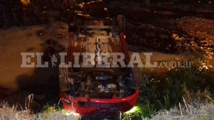 Perdieron el control volcaron y se negaron a ser asistidos