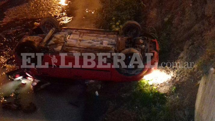 Los dueños se negaron a que la policía retire el auto de la acequia