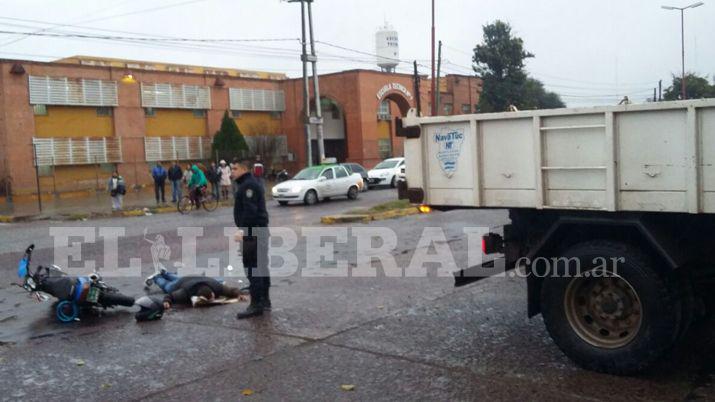 Choque entre moto y camioacuten dejoacute un conductor lesionado
