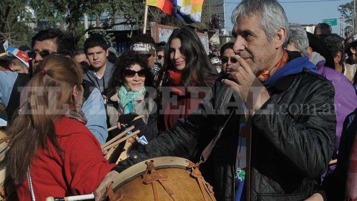 Carolina Peleritti vendraacute con Peteco a la Marcha de los Bombos