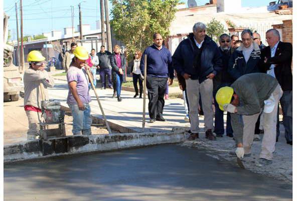 Inversioacuten millonaria del municipio en pavimento para dos barrios 