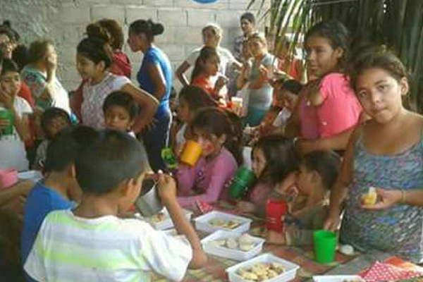 El grupo Ayuacutedanos a ayudar organiza la fiesta del Diacutea del Nintildeo
