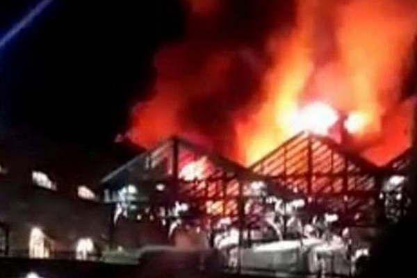 Un voraz incendio destruyoacute un mercado en Londres