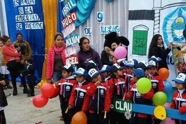 Alumnos del jardiacuten Mininos presentaron sus camperas