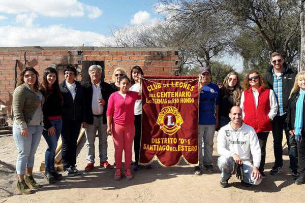 El Club de Leones del Centenario entregoacute donaciones a una familia de Las Tinajas