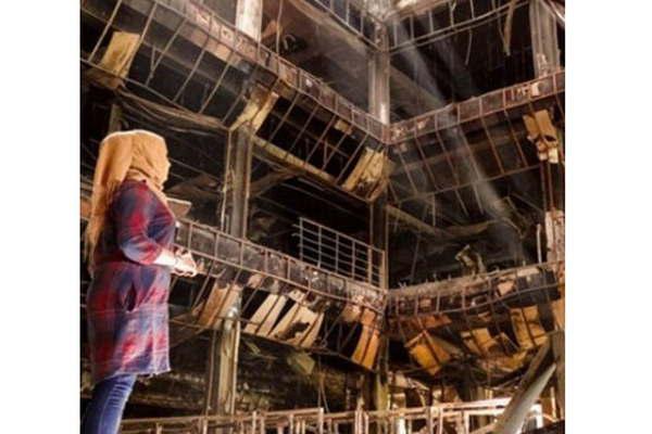 Musulmanes y cristianos reconstruyen la biblioteca