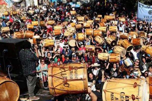El paiacutes latiraacute en Santiago con los bombos  