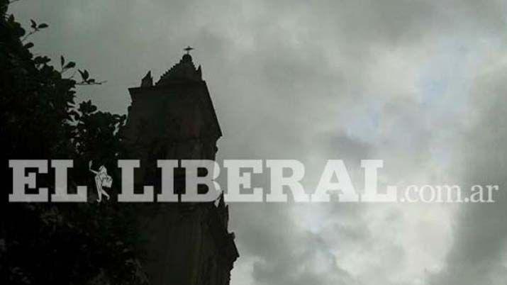 El cielo permanecer nublado