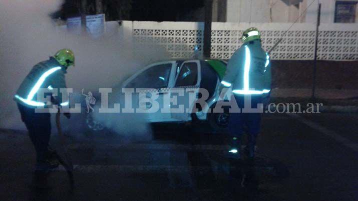 Un remis se prendioacute fuego en plena avenida Roca
