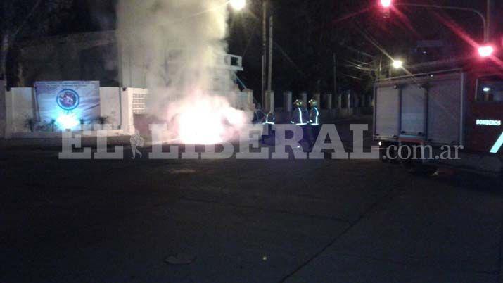 Un remis se prendioacute fuego en plena avenida Roca