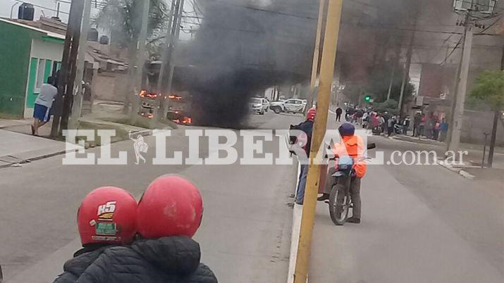 Colectivo de la Liacutenea 25 se prendioacute fuego en su totalidad