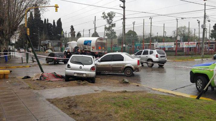 Policía cruzó en rojo atropelló y mató a madre que llevaba hijas a la escuela