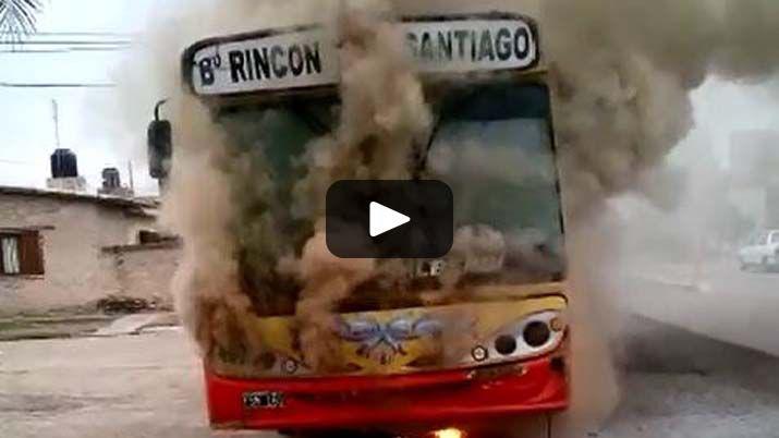Miraacute el video del colectivo que se incendioacute en La Banda