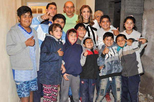 La gobernadora visitoacute a familias que fueron beneficiadas con viviendas en Capital y La Banda