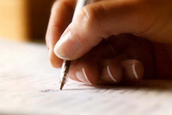 Convocan a los santiaguentildeos al concurso de poesiacutea y cuento breve 