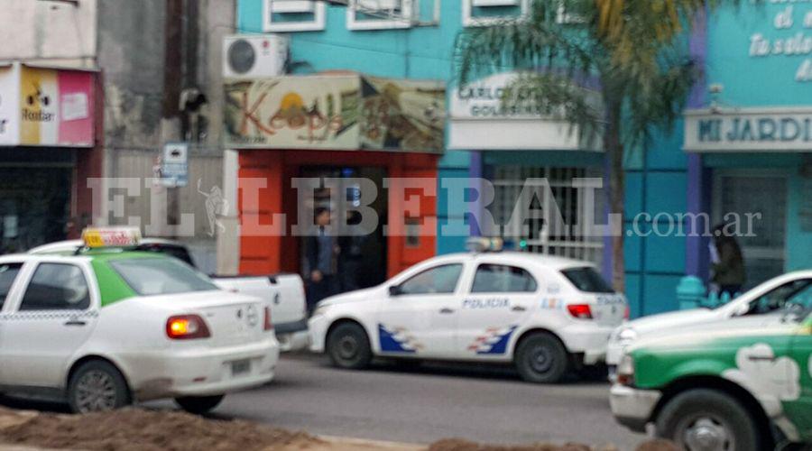 Solitario delincuente roboacute un monitor de un local de comidas