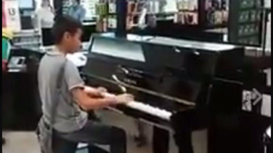 El talento musical de un nintildeo sorprendioacute en una tienda de Meacutexico