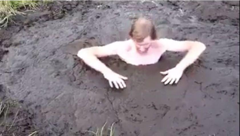 Hombre graboacute su dramaacutetico final luego de saltar hacia arenas movedizas