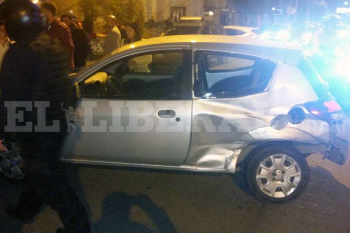 Violento choque entre dos automoacuteviles