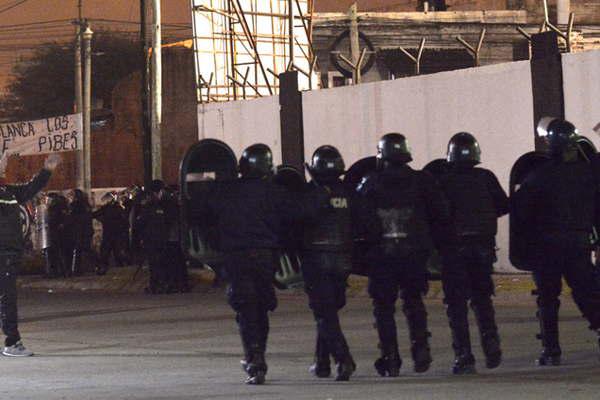 Disturbios destrozos y corridas tras la derrota en el barrio Oeste 