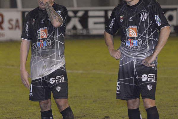 Cada vez  maacutes cerca  del precipicio 