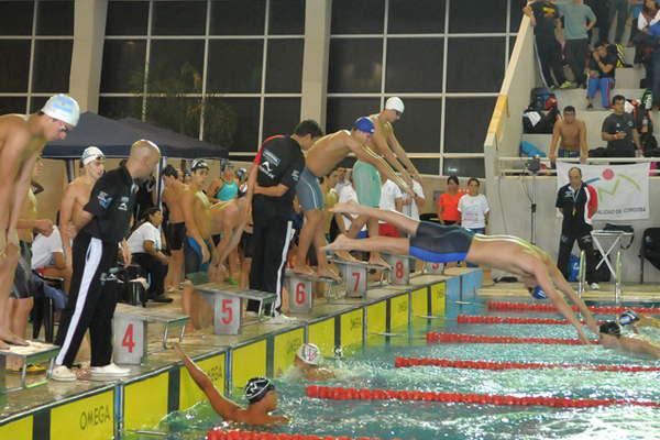 La pileta oliacutempica se viste de fiesta