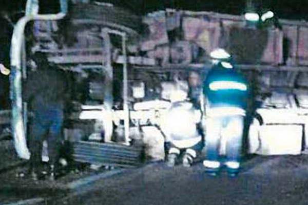 Paacutenico por el vuelco de camioacuten con garrafas 