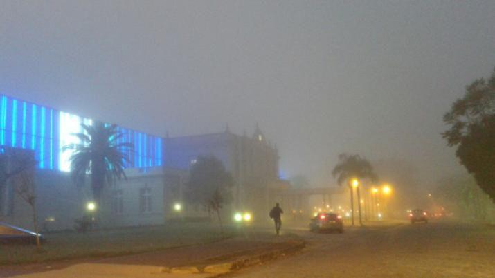 Una espesa neblina sorprendioacute a los santiaguentildeos