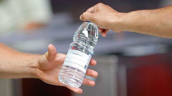 Dicen que es peligroso rellenar las botellas de plaacutestico con agua iquestpor queacute