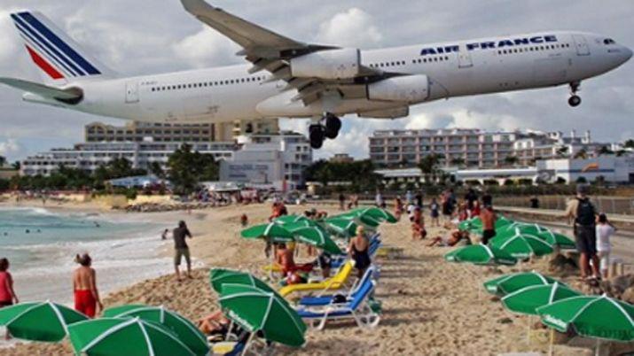 Mujer murió en la playa tras golpearse por el viento de la turbina de un avión