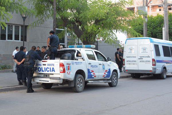 Encontroacute a su padre ultrajando a prima en el bantildeo de la iglesia