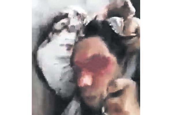 Ingresoacute a una casa abusoacute de una adolescente en silla de ruedas y la familia de la viacutectima lo linchoacute